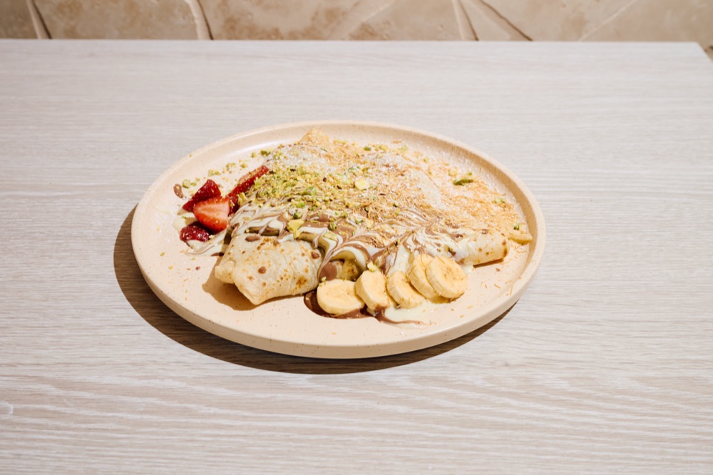 URTH crêpes with banana and strawberries
